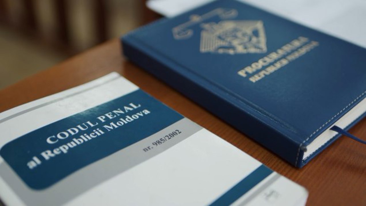 În 2014 și-a împușcat tatăl în picior, iar în 2026 l-ar fi ucis cu un topor: Un bărbat din Cimișlia riscă detenție pe viață