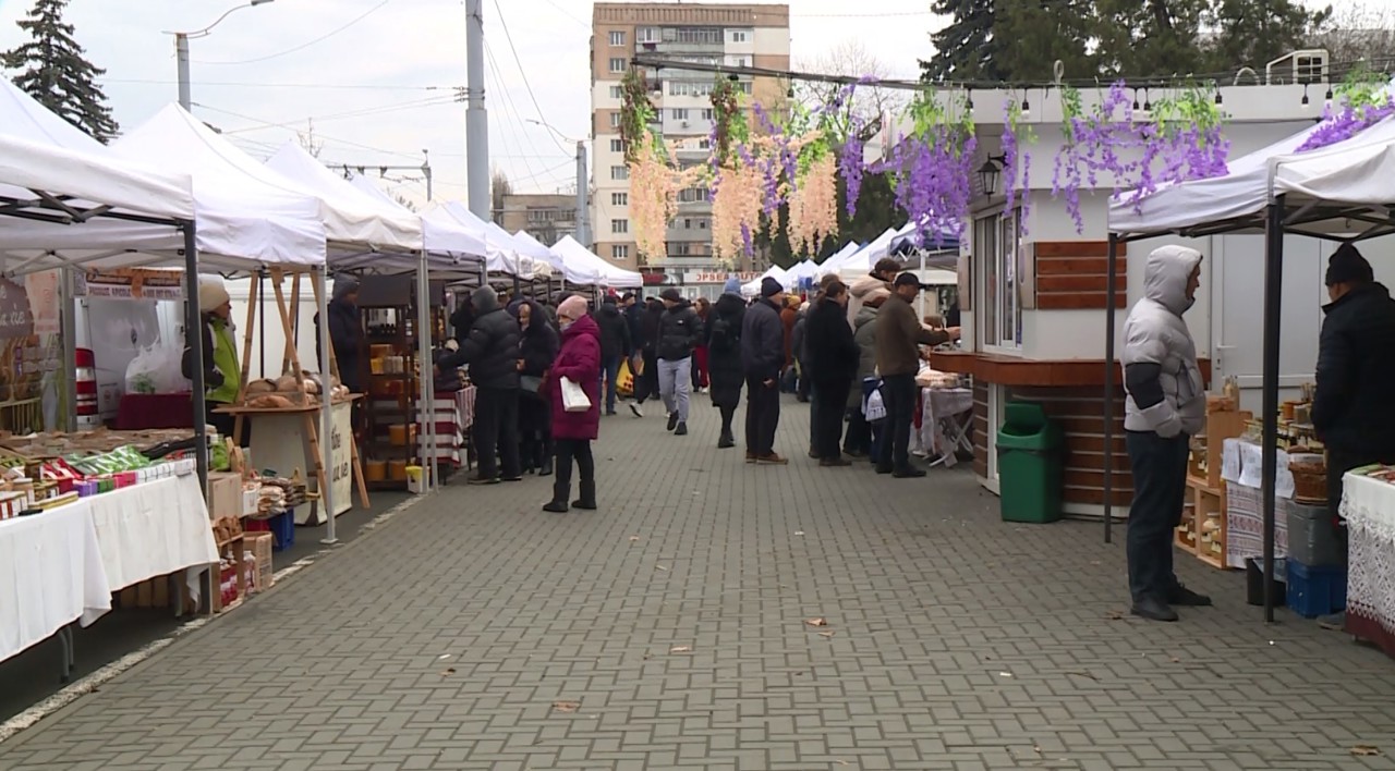 Târgurile de Crăciun, tot mai populare: Moldovenii preferă produse locale pentru a-și surprinde apropiații 