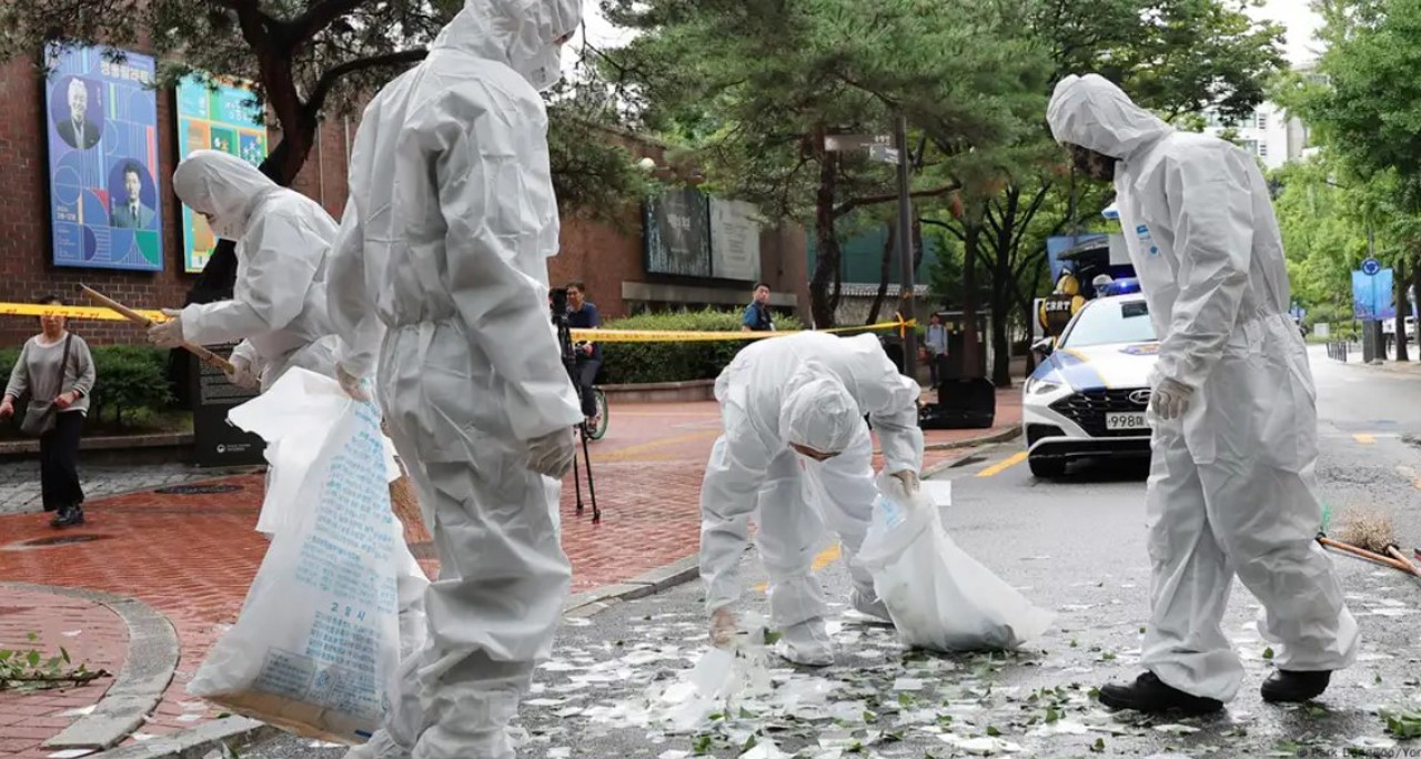 "Привет" из КНДР: шар с мусором прилетел к офису президента Южной Кореи