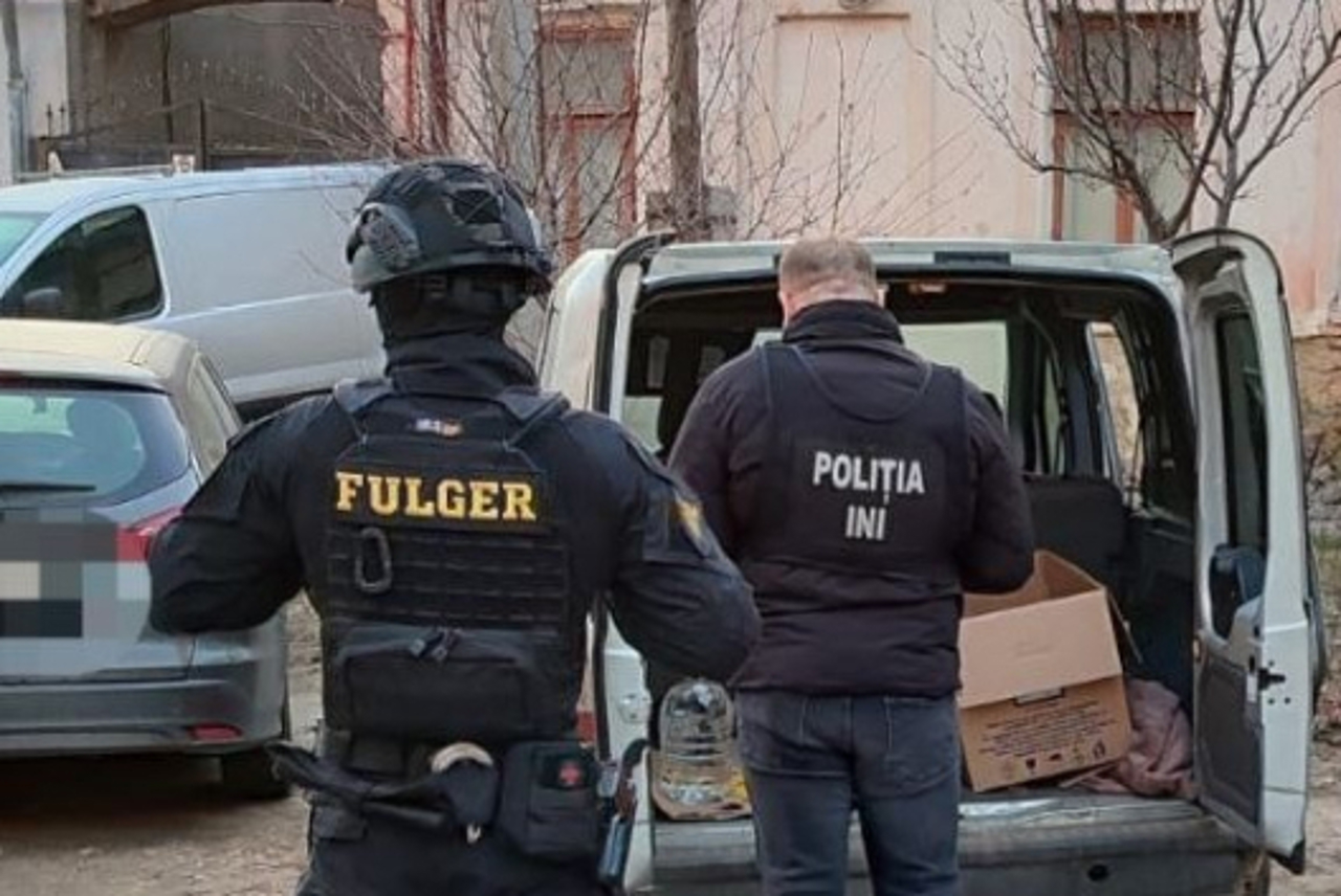 Reținuți pentru șantaj. Un pretins maior de poliție și complicele său riscă ani grei de pușcărie