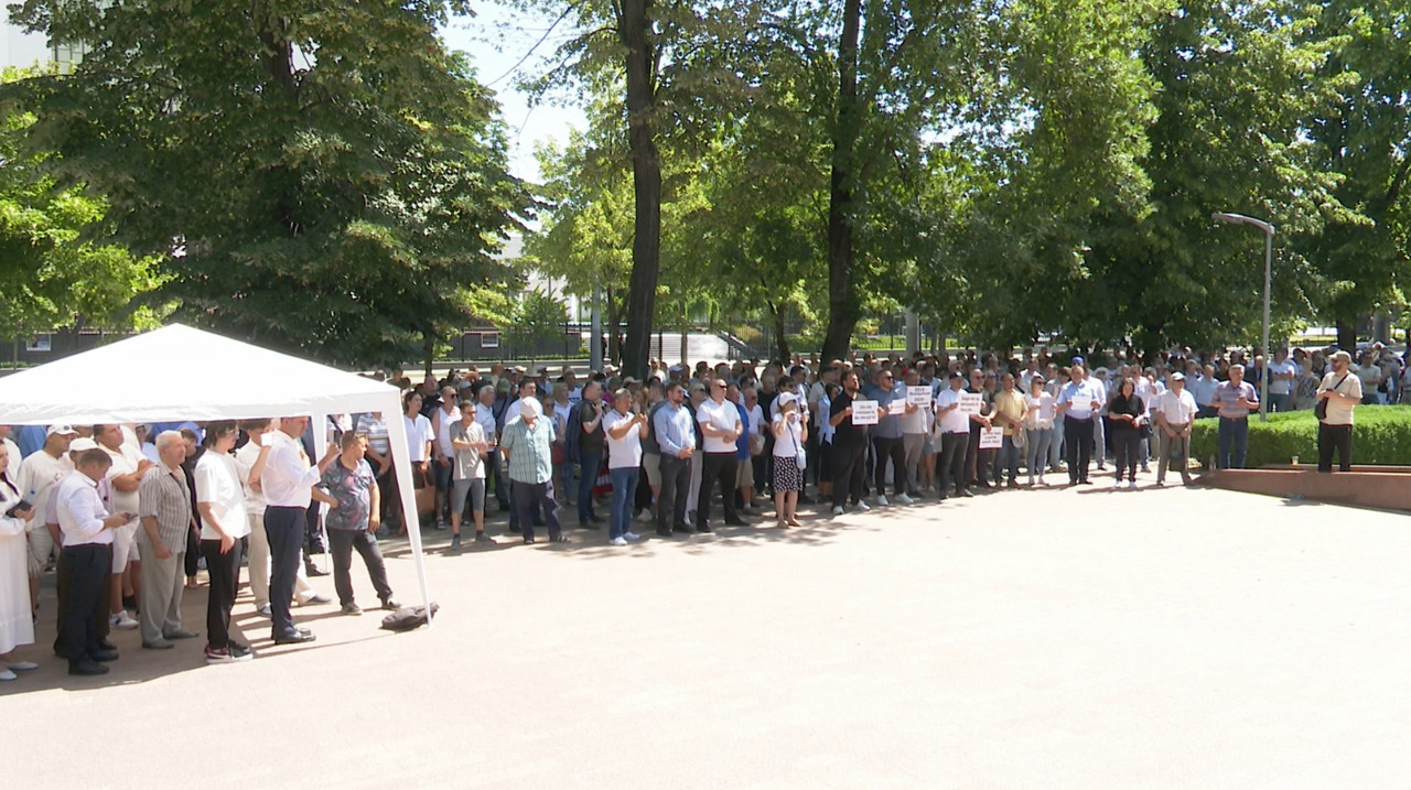 Protest în fața Parlamentului împotriva noii politici fiscal-bugetare. Guvernul anunță că va revizui proiectul
