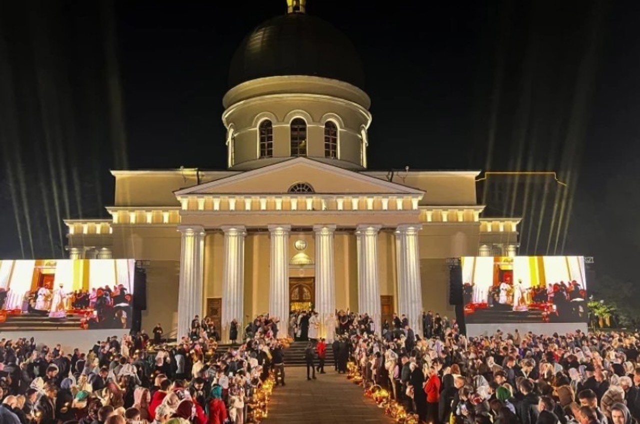 Noaptea Învierii la Chișinău: Călătorii gratuite cu troleibuzul și program religios la Catedrala Mitropolitană „Nașterea Domnului”