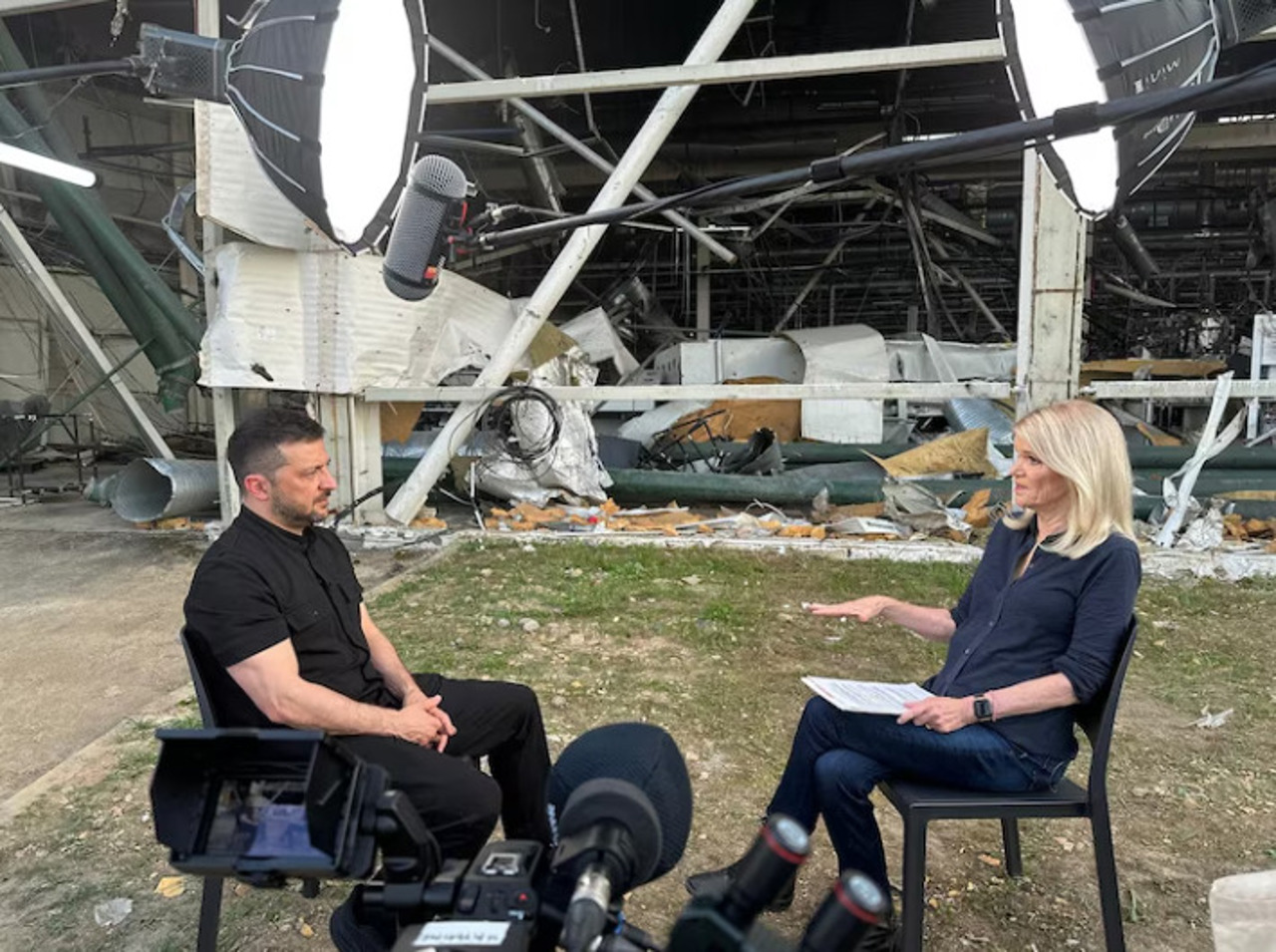 Zelenski respinge invitația lui Putin de a veni la Moscova: „Poate veni la Kiev”