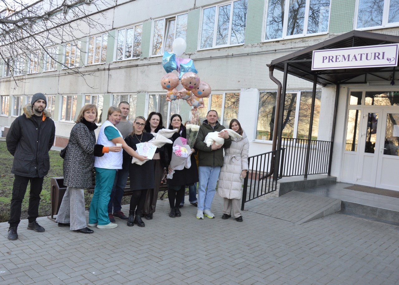Tripleți născuți prematur la Chișinău, externați după 65 de zile de îngrijiri medicale