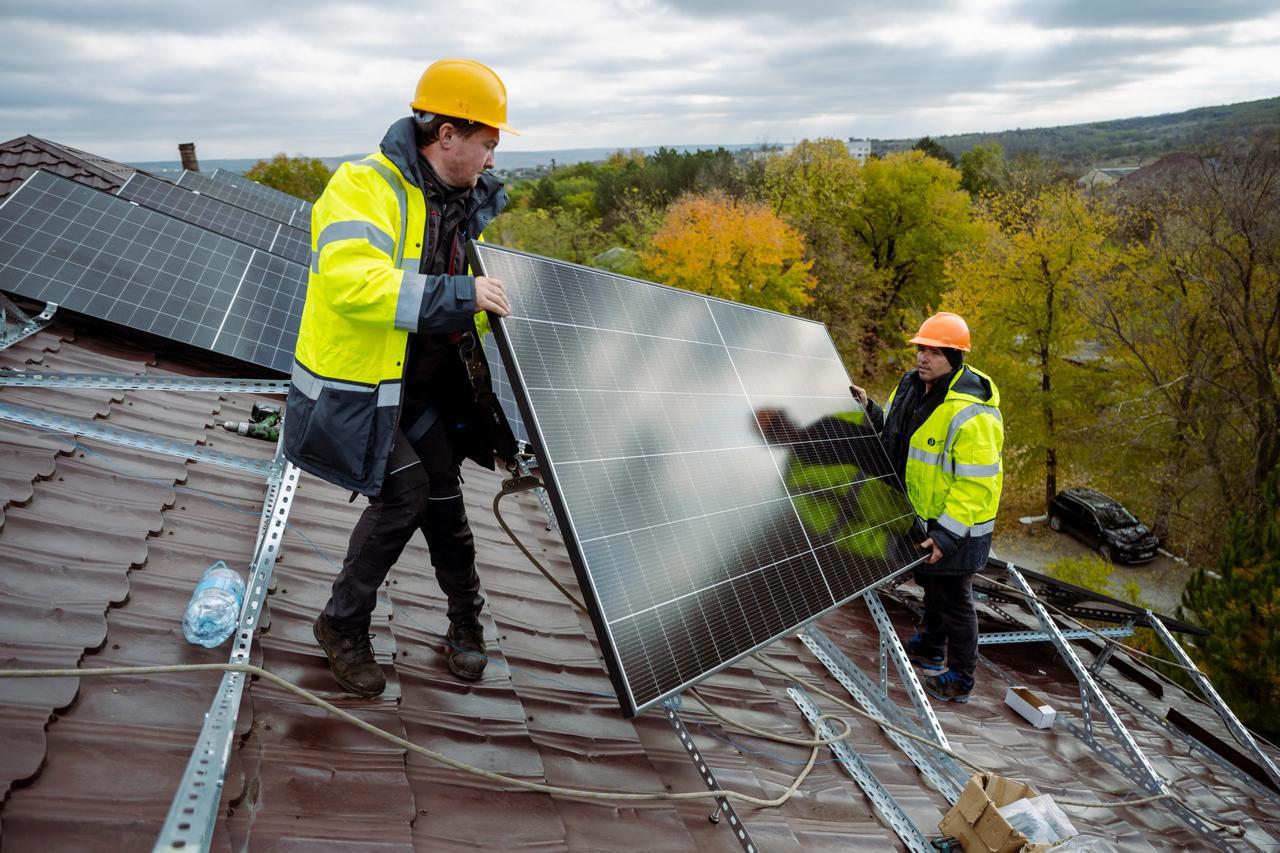 Economii de sute de mii de lei anual: panouri fotovoltaice instalate la Spitalul din Strășeni, cu sprijinul Italiei și al PNUD Moldova 