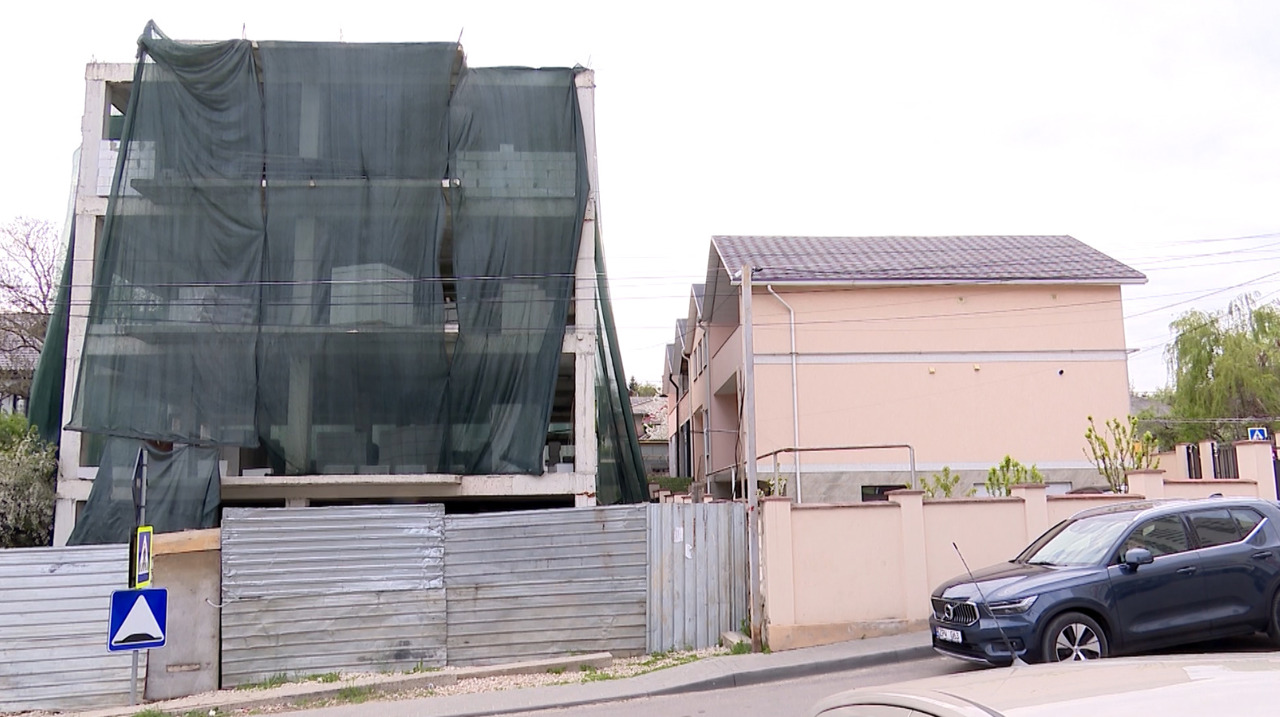 Construcție cu bucluc în Stăuceni: Primarul promite suspendarea autorizației și demolarea blocului