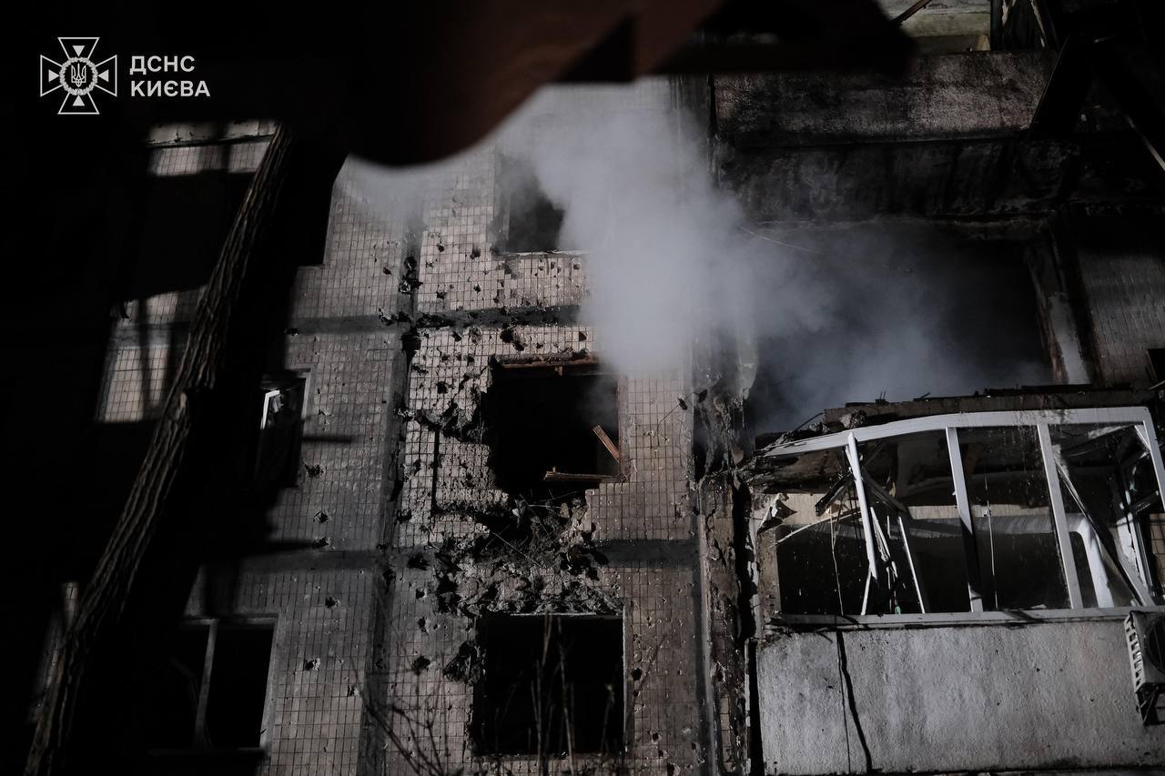 Rusia a atacat Ucraina cu un număr record de drone de la începutul războiului, lovind pentru prima dată clădirea guvernului. Sunt victime