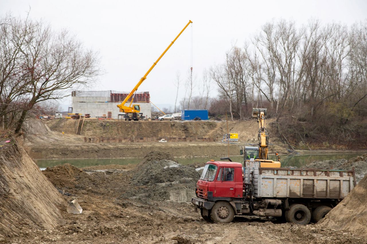 „Podul de Flori” de la Ungheni avansează pe ambele maluri ale Prutului: primul pod la nivel de autostradă între R. Moldova și România