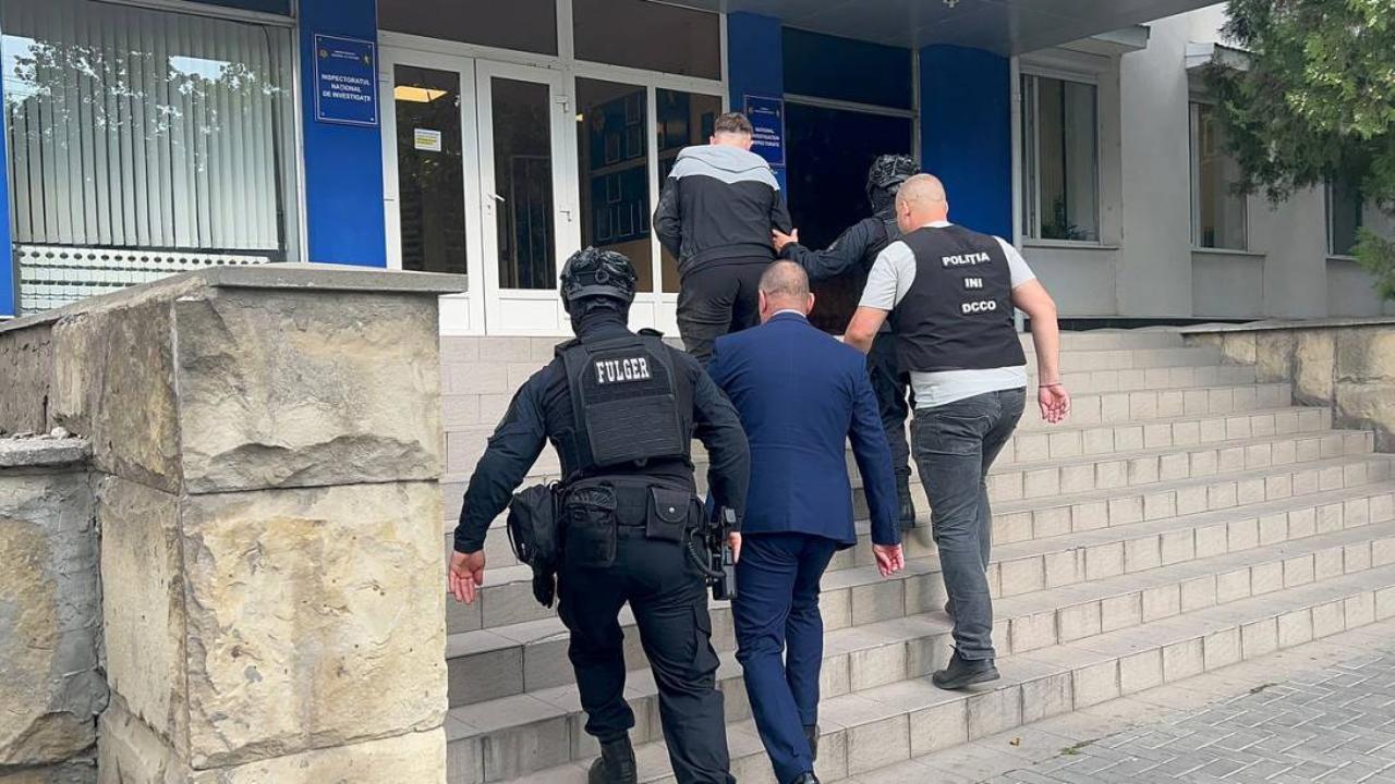 Doi tineri, reținuți pentru vânzare de euro falși: Poliția anunță o captură de 10.000 de euro