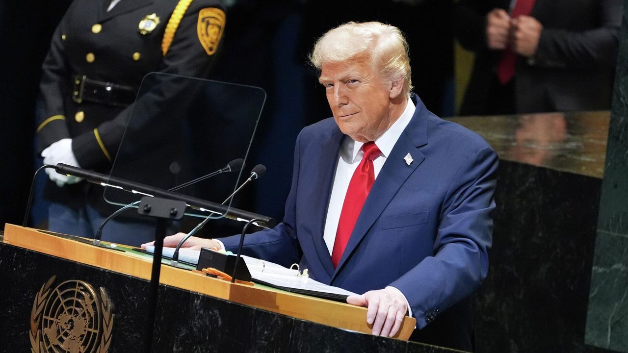 Трамп подписал закон об обнародовании засекреченных файлов Эпштейна