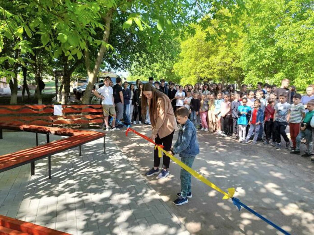 В школах идёт подготовка к новому учебному году. Какими бы скромными ни были бюджеты учреждений, 1 сентября дети войдут в чистые и хорошо оборудованные классы