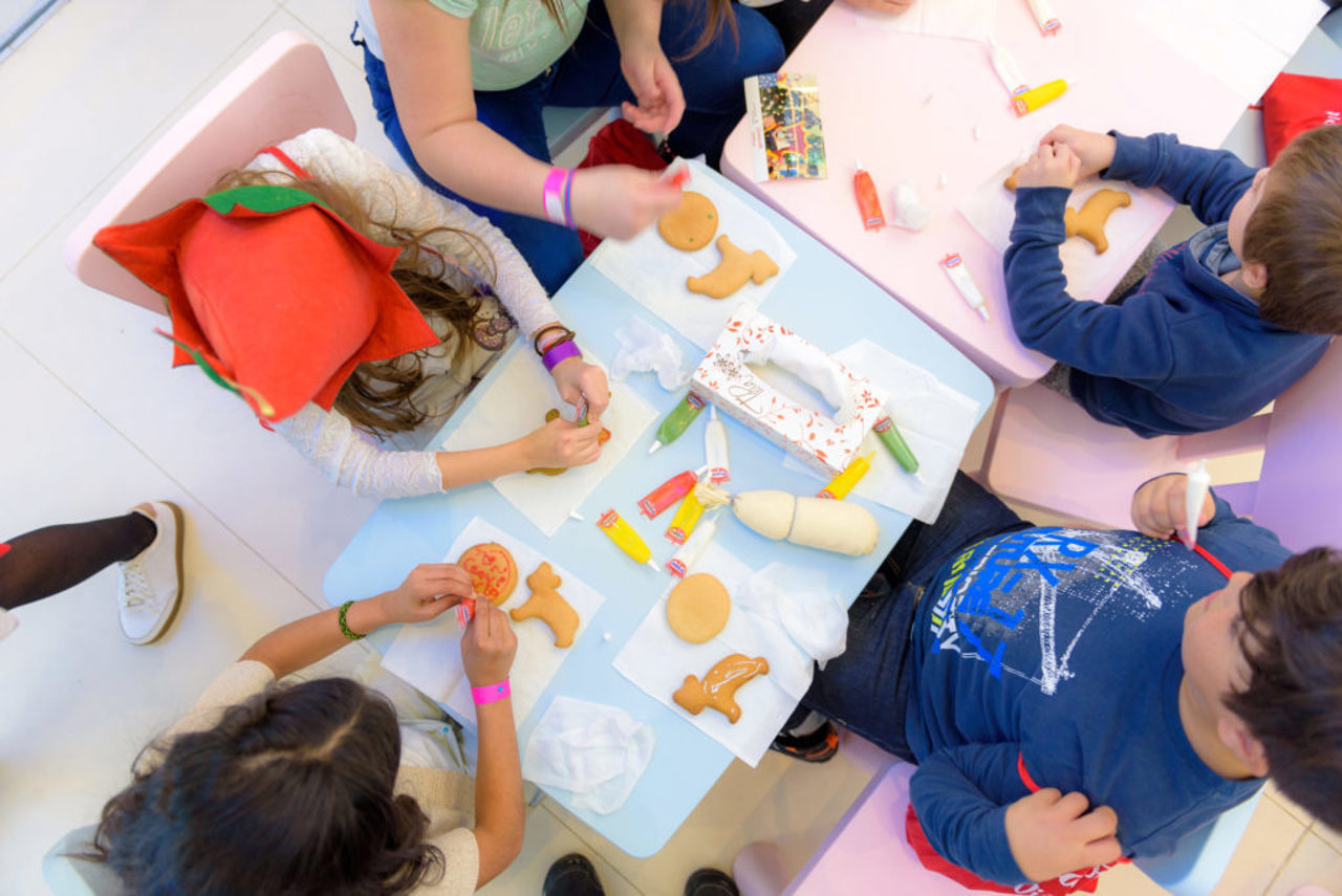 Cum ne educăm copiii fără etichete: Nou mini-ghid pentru părinți