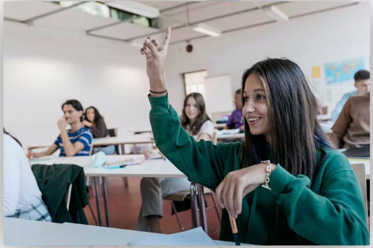 More young Roma pursue studies: 110 merit scholarships from the Education Ministry this year