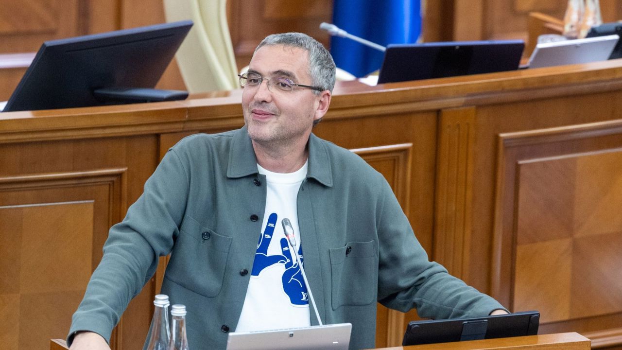 Parlamentul votează o declarație anti-fumat. Renato Usatîi: „Când 40% dintre deputați fumează, voi umblați cu declarații”