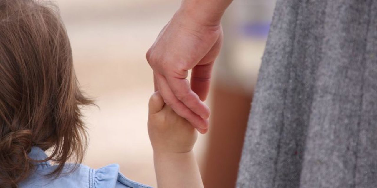 Peste 800 de copii pot fi adoptați în R. Moldova, însă doar 300 de familii solicită acest lucru