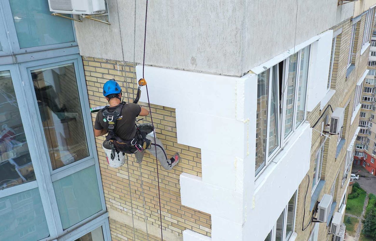 Lua bani pentru lucrări de termoizolare a apartamentelor, dar nu le mai efectua: Ce pedeapsă a primit escrocul 