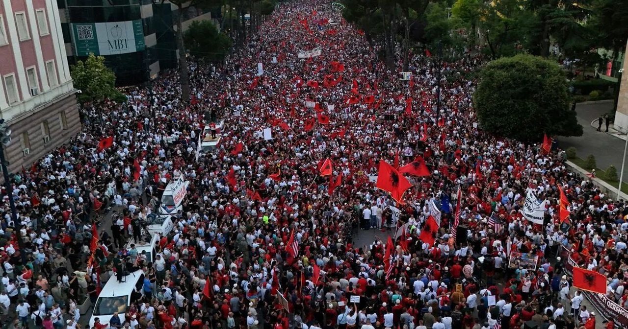 Nemulțumiri legate de corupție și lipsa locurilor de muncă în Albania. Mii de tineri cer demisia premierului Edi Rama