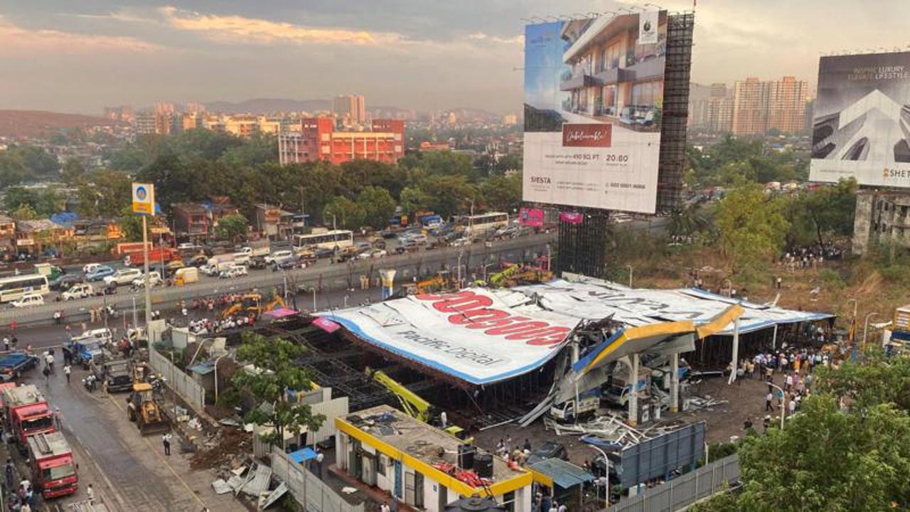 Огромный билборд упал на заправку в Мумбаи: погибли по меньшей мере 14 человек, больше 70 - пострадали
