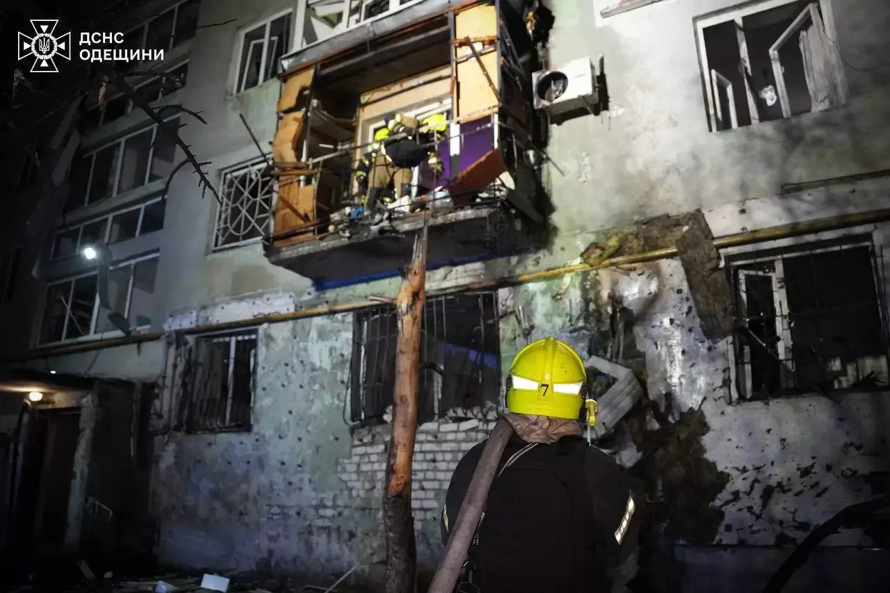O dronă rusească a lovit un bloc de locuit cu nouă etaje din Odesa: Șase persoane au avut de suferit
