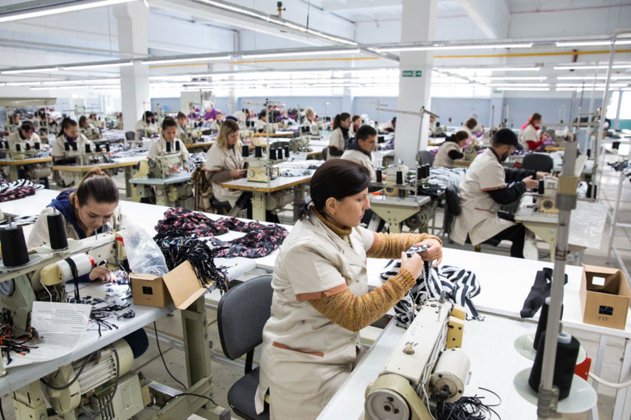 ANOFM anunță peste 12.5 mii de poziții vacante la final de octombrie: cele mai multe sunt în industria ușoară 