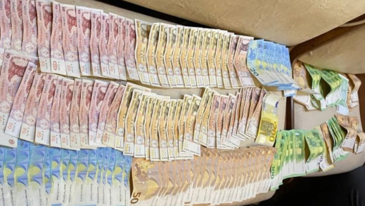 Conturile de pe Instagram i-au lăsat fără aproape 50.000 de euro: escrocii le-au trimis acasă sicrie și cruci 