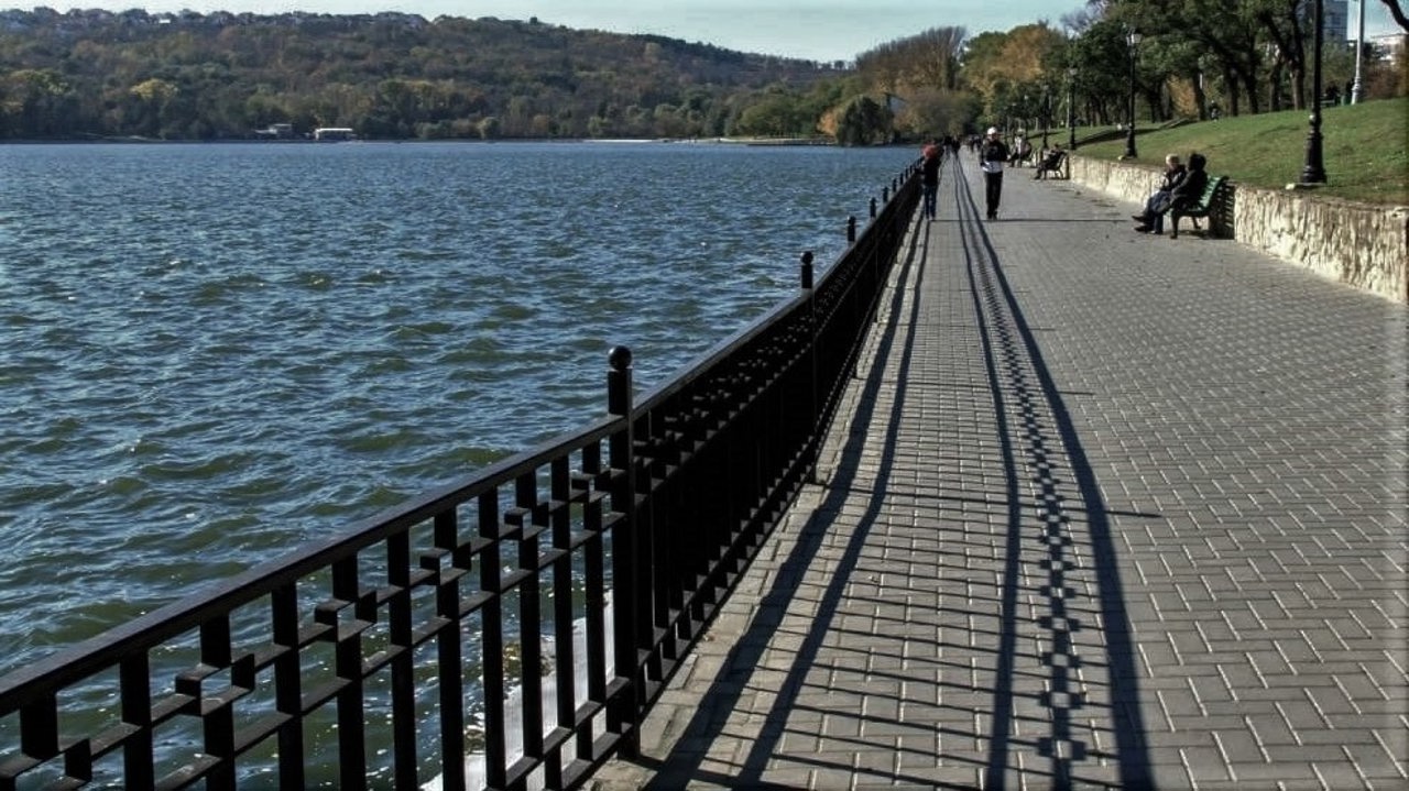 Două persoane au fost la un pas de a se îneca în lacul „Valea Morilor”: Au vrut să-și salveze patrupezii