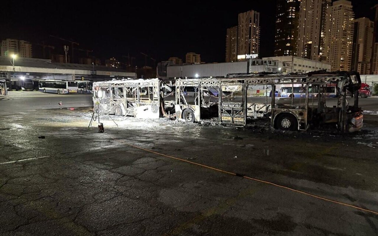 В Израиле взорвались три автобуса на стоянках, еще в двух — найдены бомбы