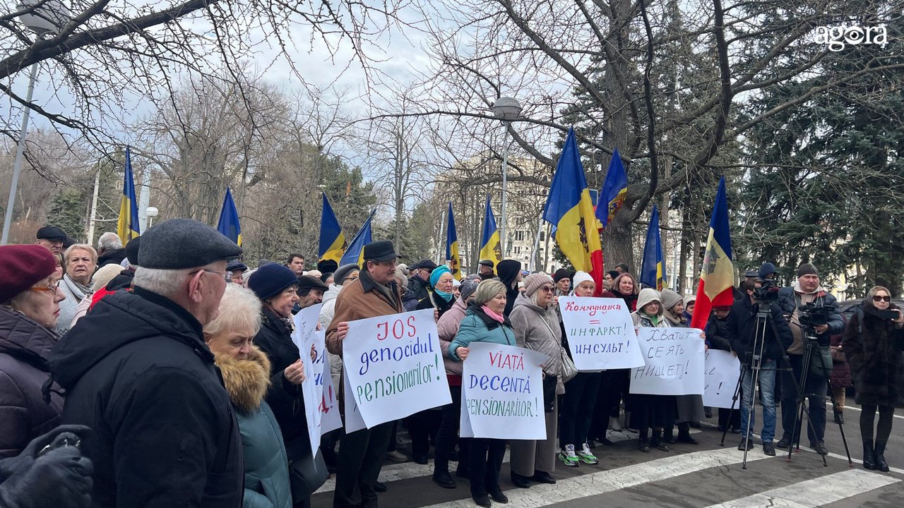 Comuniștii și socialiștii au protestat la Guvern, invocând pensii mici și prețuri mari