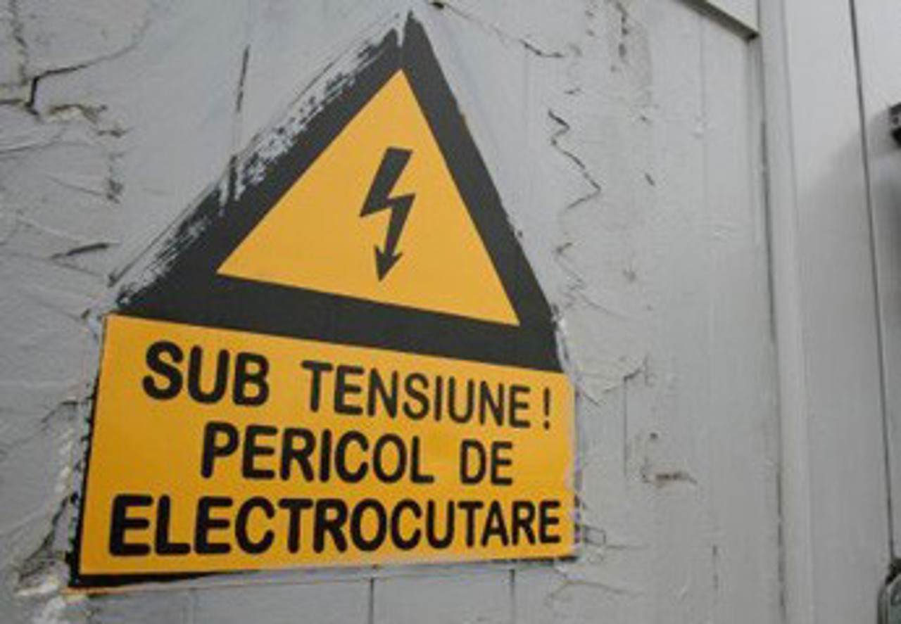 Jocuri periculoase! Un copil și-a pus viața în pericol pătrunzând pe teritoriul unei stații electrice