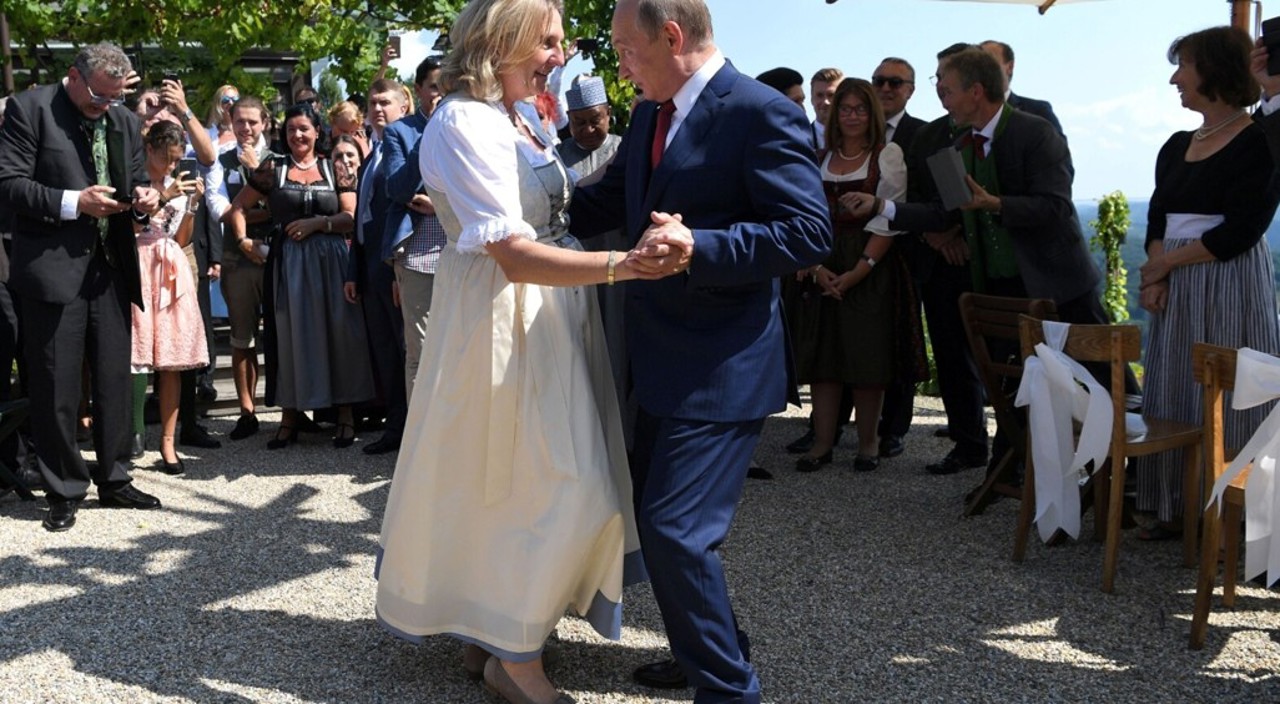  Fosta ministră de externe a Austriei Karin Kneissl dansează cu Vladimir Putin în Gamlitz, Austria, 18 august, 2018