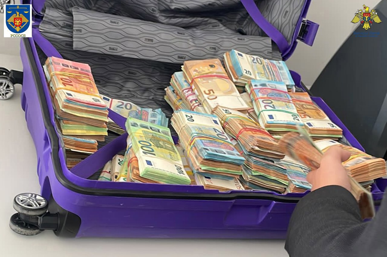 Дело о контрабанде чемодана денег: Апелляционная палата приговорила обвиняемого к реальному сроку