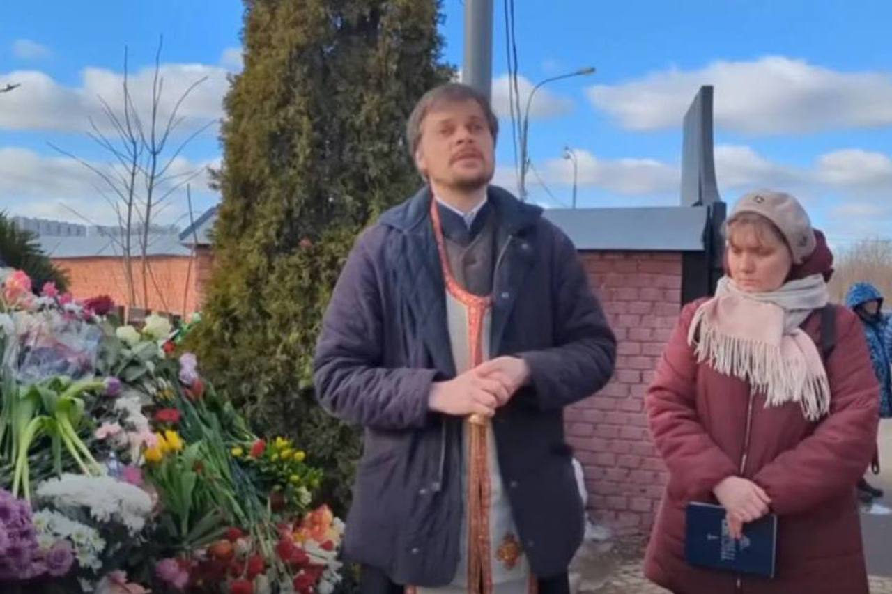 Московского священника наказали за панихиду на могиле Алексея Навального