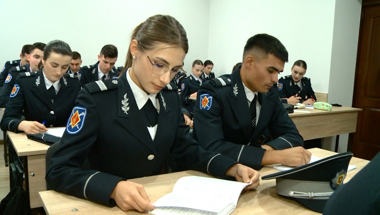 Mai mult decât „buni la carte”: 42 de studenți vor primi burse de merit. Până la 6.230 de lei lunar 