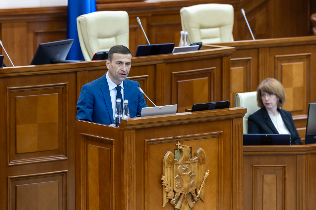 „Vremea când deputații puteau fi cumpărați en gros și en détail a trecut”: Parlamentul limitează traseismul politic
