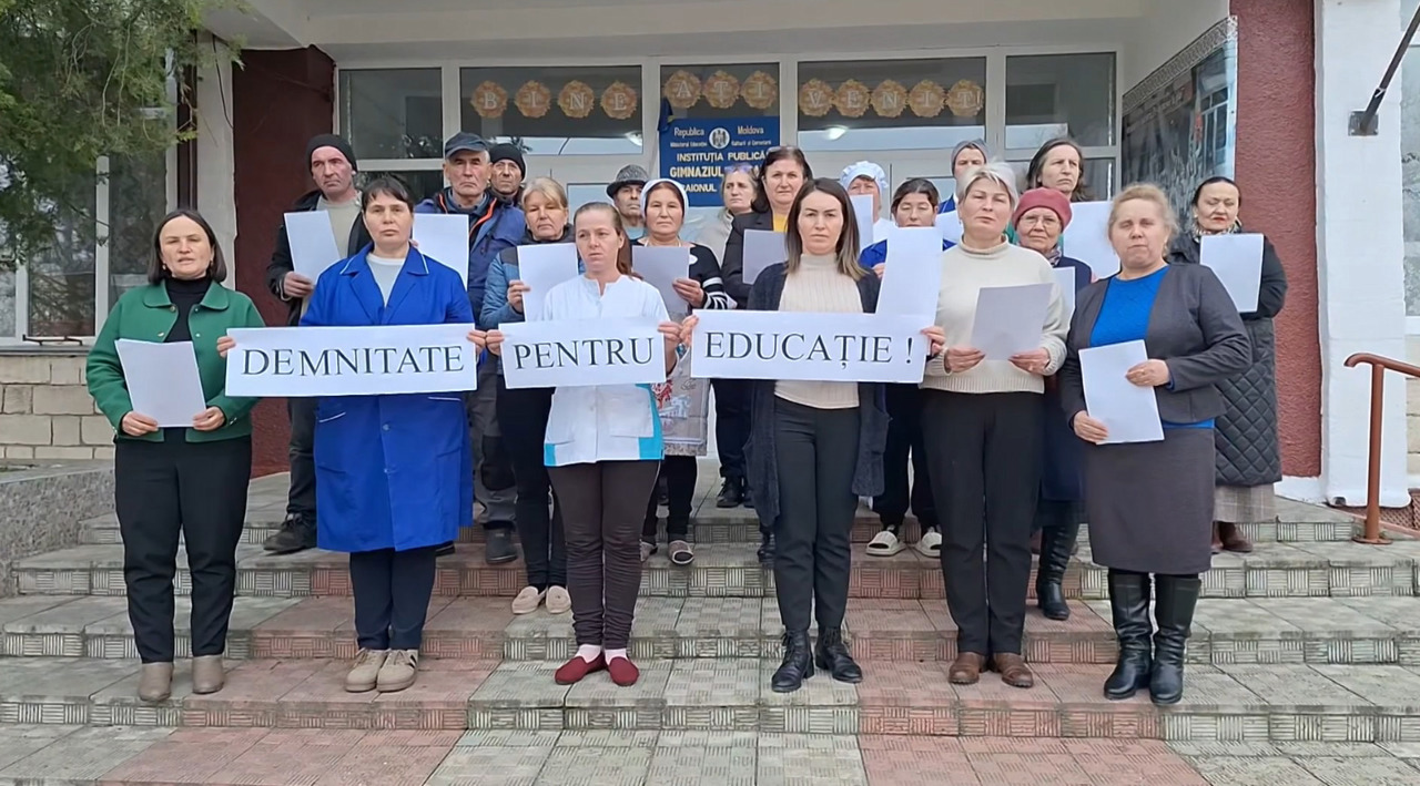 Moldovan teachers threaten strikes over frozen pay increases