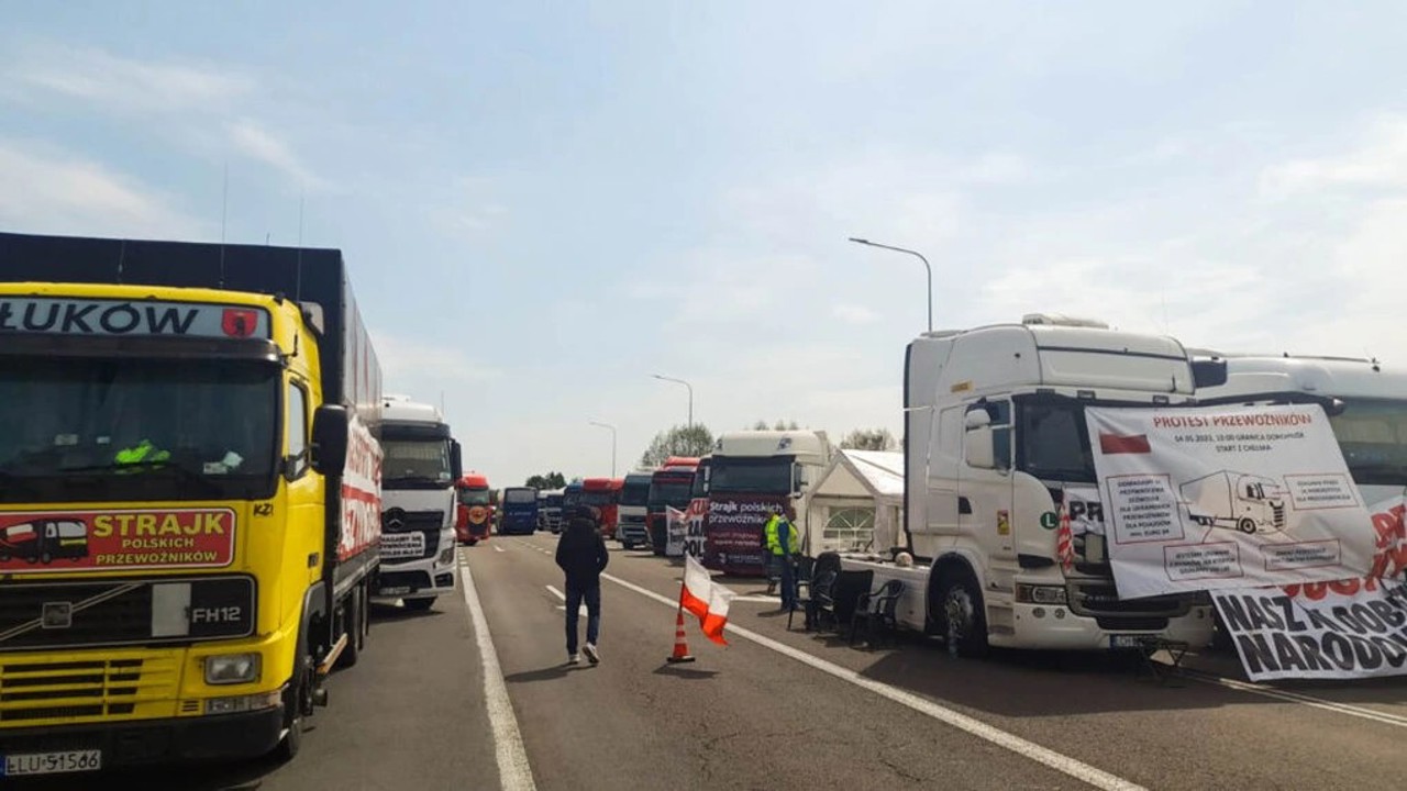 Transportatorii polonezi suspendă protestele până pe data de 1 martie
