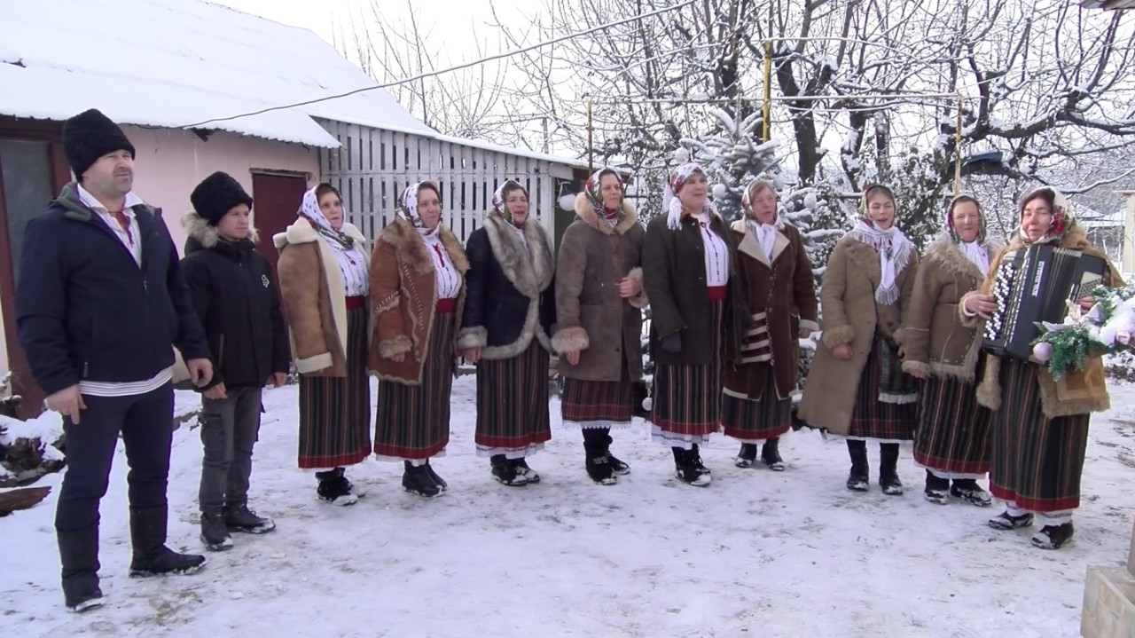 Cetele de colindători merg din casă în casă pentru a vesti Nașterea Domnului 