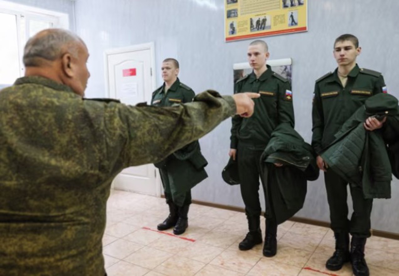 В Москве идут облавы на призывников: мужчин задерживают прямо в метро 