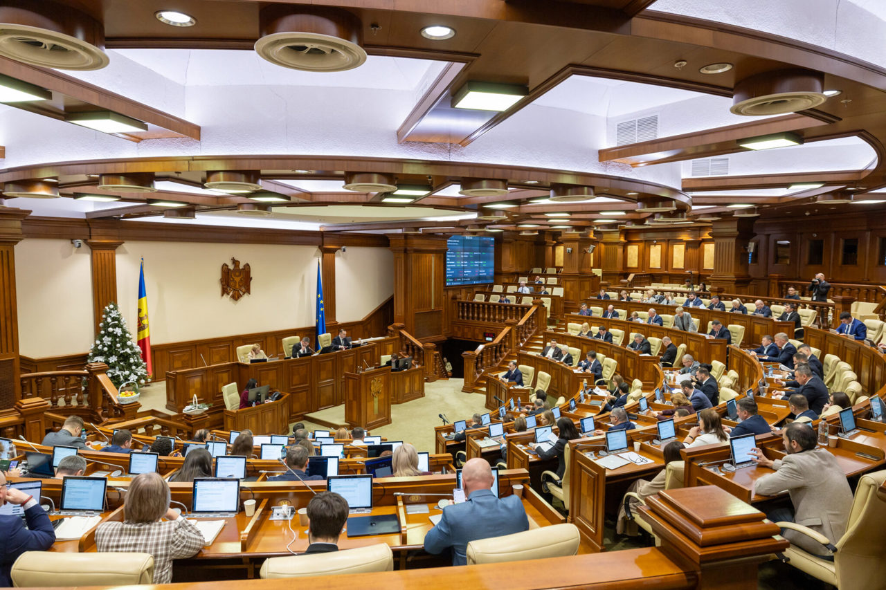 Ședința de mediere devine obligatorie, vot final în Parlament: taxa pentru prima întâlnire – 10% din salariul minim