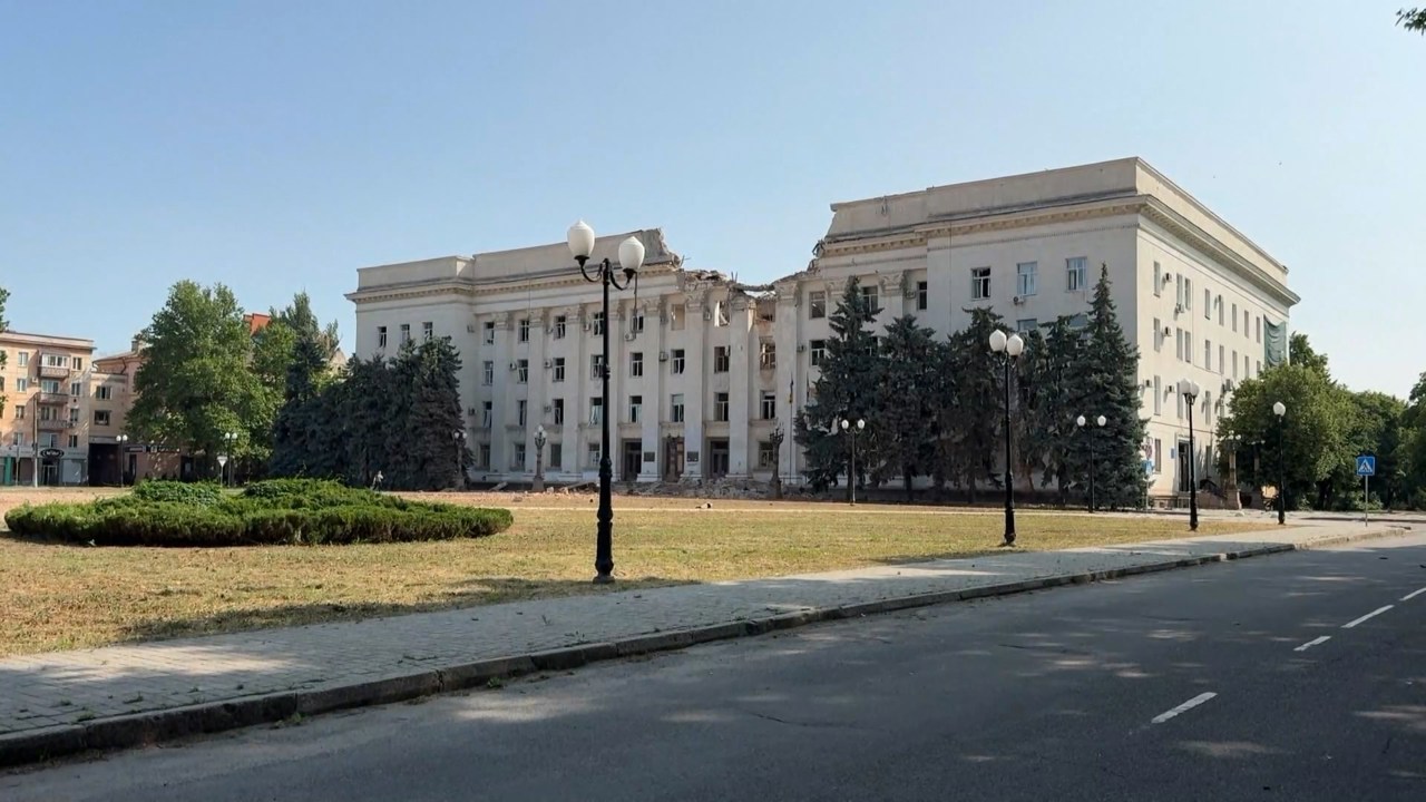 Здание обладминистрации после первой атаки