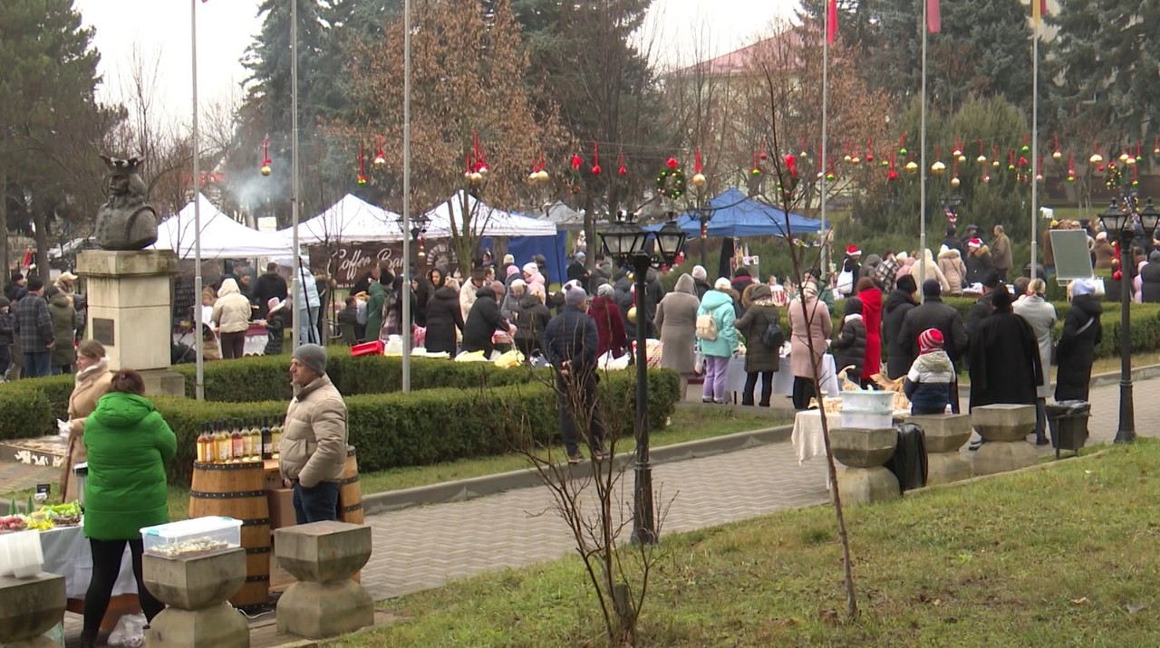 Tradiții, produse autohtone și acțiuni de caritate la Târgul sărbătorilor de iarnă din Călărași 