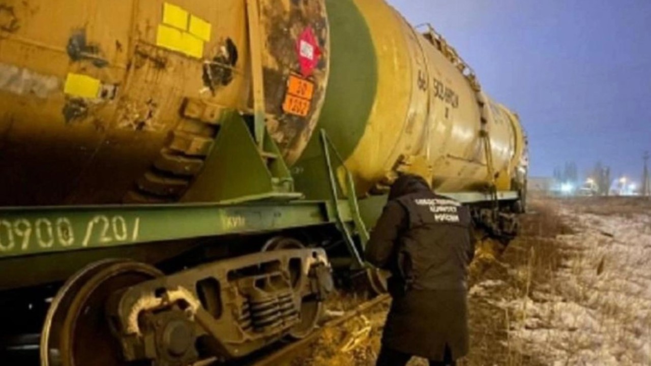 В Волгоградской области "в результате вмешательства посторонних лиц" сошёл с рельсов грузовой поезд  