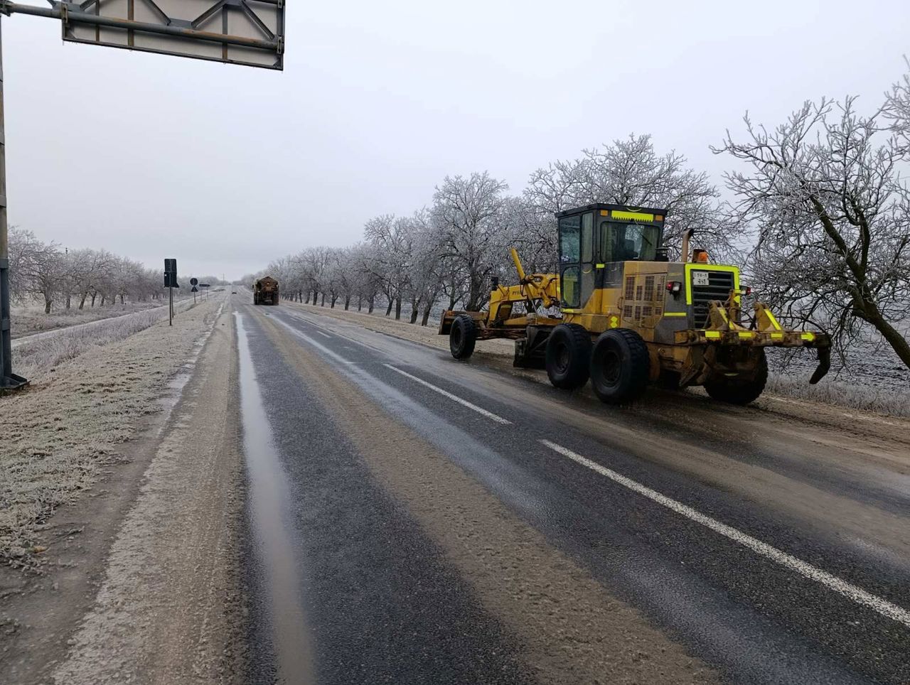 Condiții de iarnă pe drumurile naționale: peste 1.800 de tone de material antiderapant împrăștiate în ultimele 12 ore