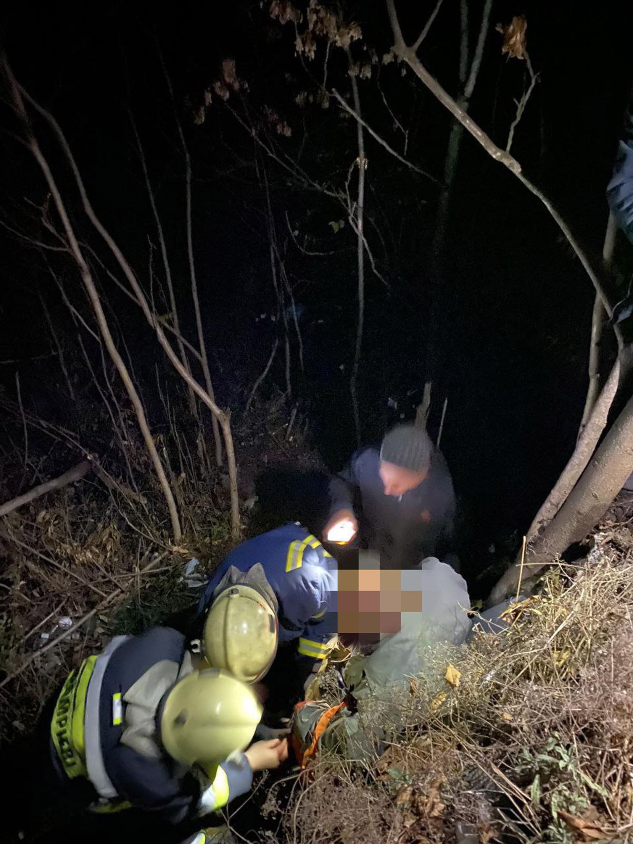 Un bărbat de 53 de ani a fost salvat după ce a căzut la o adâncime de 30 de metri