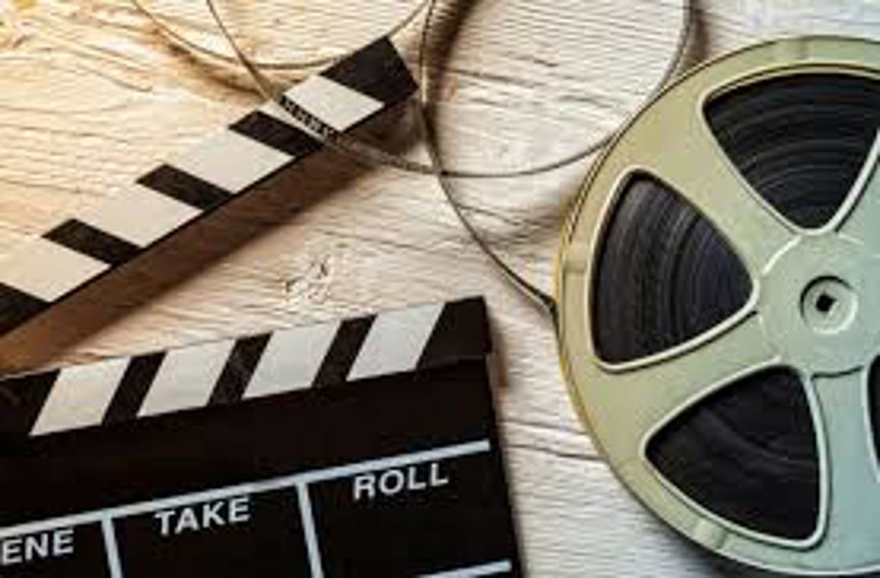 Члены союза кинематографистов вышли на акцию протеста к зданию правительства