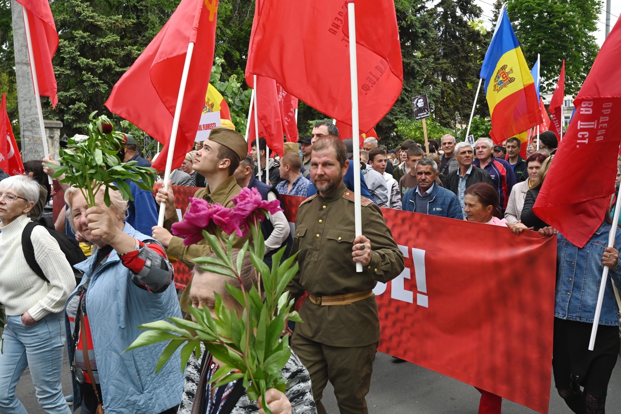 Au purtat panglica interzisă în R. Moldova, de 9 mai, iar acum riscă amenzi. Poliția anunță că cel puțin 189 de persoane au încălcat legea