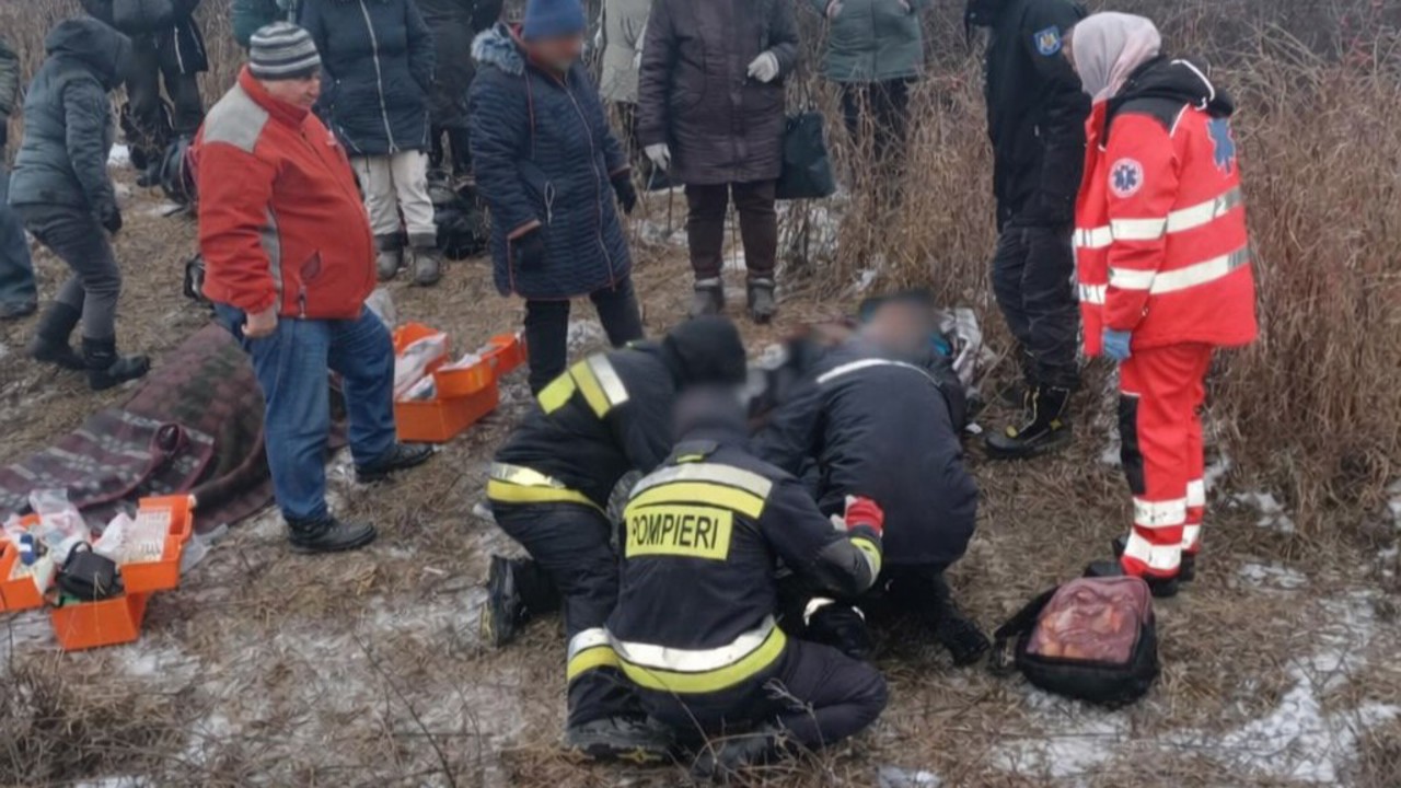 Microbuz cu 23 de pasageri, implicat într-un accident la Ulmu: intervenție dificilă a salvatorilor și medicilor