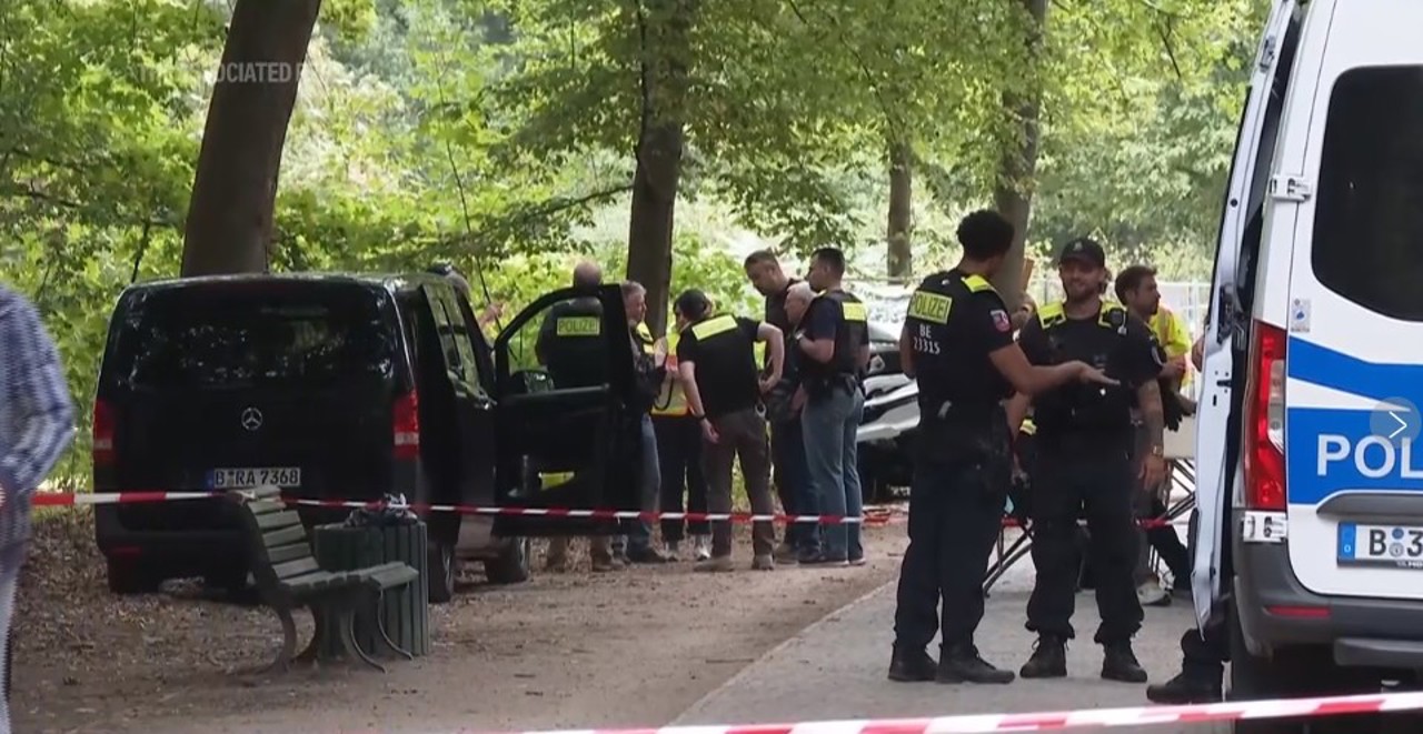 O mașină a intrat în mulțime la Berlin: Autorul atacului, un tânăr de 21 de ani, împușcat mortal de polițiști