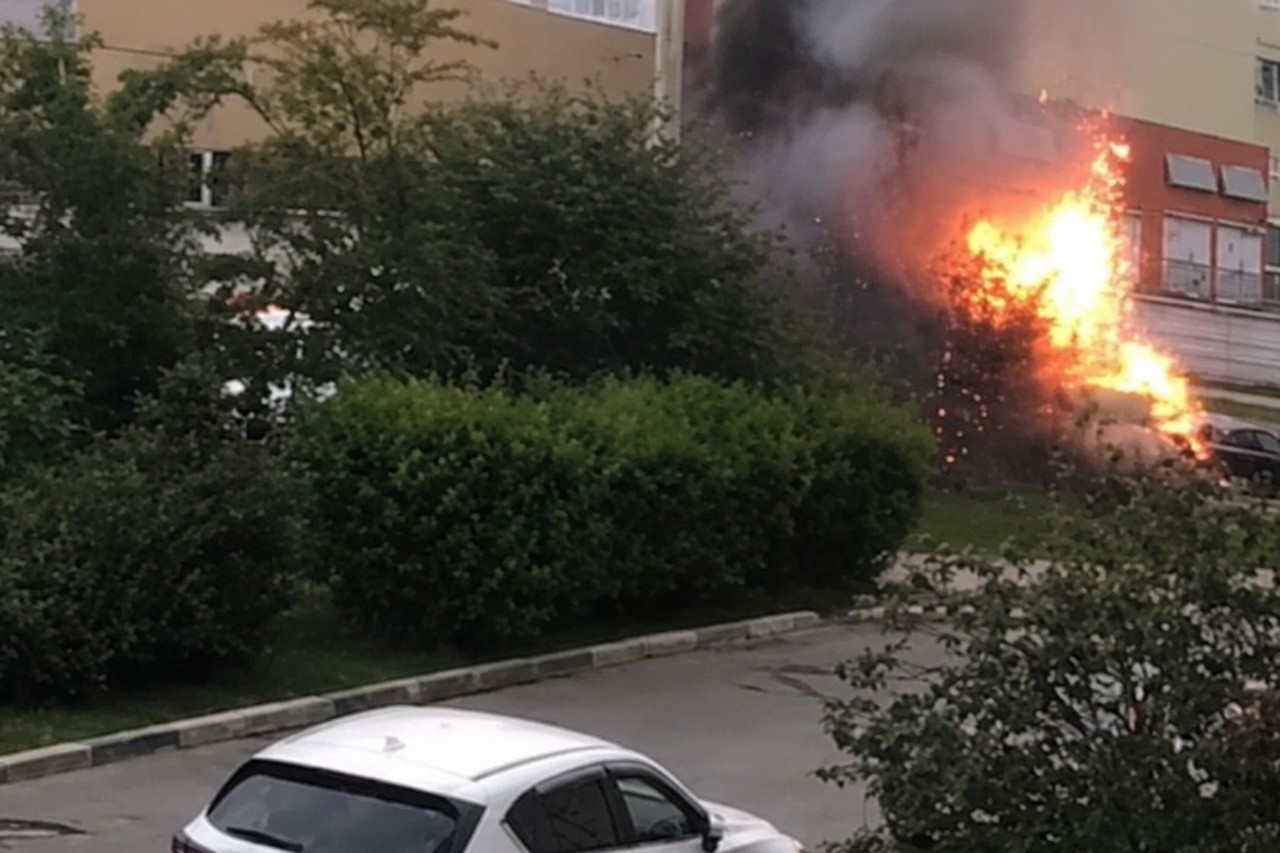 В Подмосковье взорвался автомобиль, водитель погиб. По некоторым данным, речь о генерал-лейтенанте