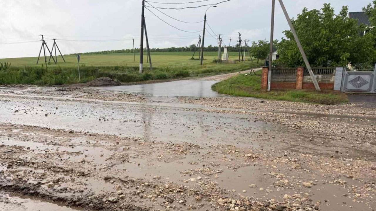Coduri galben și portocaliu de scurgeri: Ploile abundente mobilizează drumarii în mai multe raioane